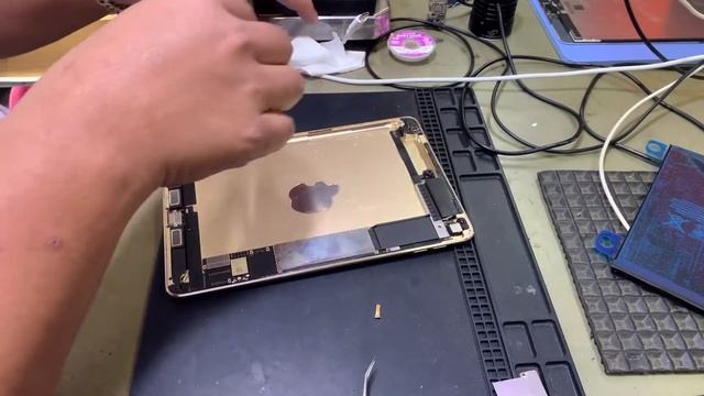 เปลี่ยนแบต ipad mini4 ...ส่งซ่อมมือถือ โทร.0890909093 ช่างก้อง смотреть онлайн