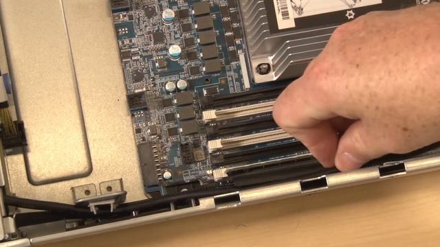 Lenovo ThinkSystem SR650 installing a front I/O assembly смотреть онлайн