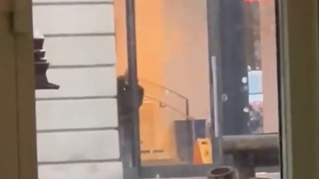 Customers were held hostage at Apple Store in Amsterdam смотреть онлайн