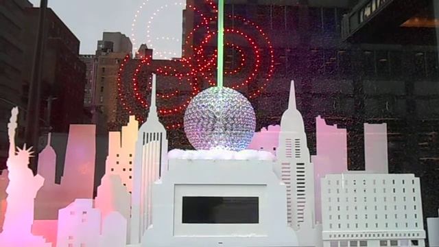 Bloomingdales Holiday Windows 2014- New Year's Ball Drop смотреть онлайн