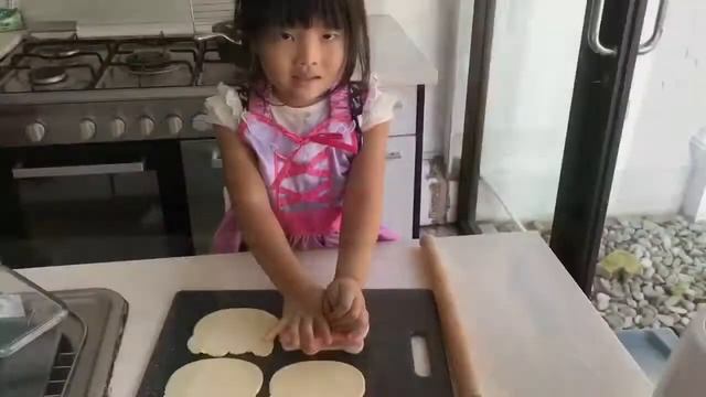 おぐこ3歳ハローキティーアップルパイ作り hallo kitty ApplePie смотреть онлайн