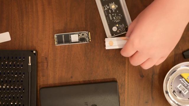 Installing a new SSD and Heatsink into the Western Digital WD_BLACK D50 Game Dock смотреть онлайн