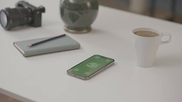 Free iPhone 14 pro Green screen footage 4k _iPhone with blank screen on office table camera trackin смотреть онлайн