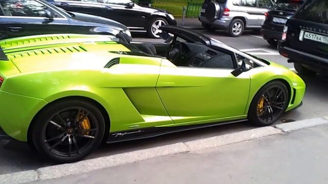 Green Lamborghini Gallardo Spyder V10 on the Moscow street смотреть онлайн