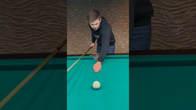 Как правильно держать кий в бильярде, чтобы бить ровно и точно смотреть онлайн