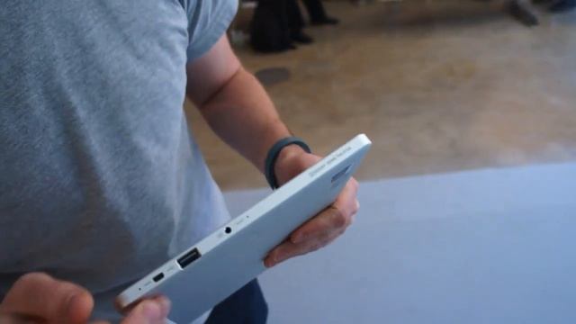 Acer Aspire P3 Windows 8 convertible tablet hands-on | Engadget смотреть онлайн