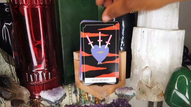 Neo Tarot Deck Flip Through смотреть онлайн
