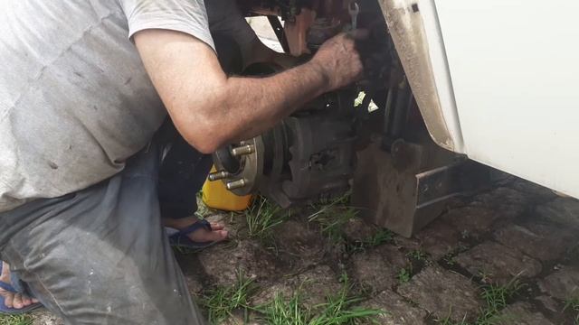 Iveco daily 4012 finalizado a colocação do disco de freio... смотреть онлайн