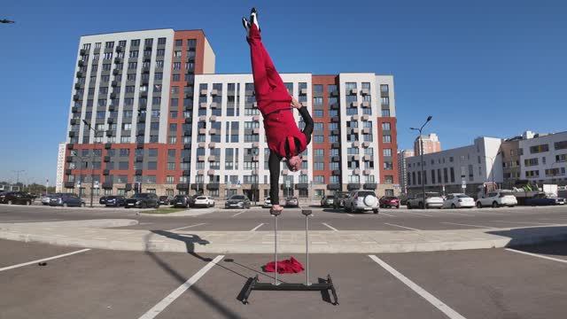 Feelingood Handstand Act