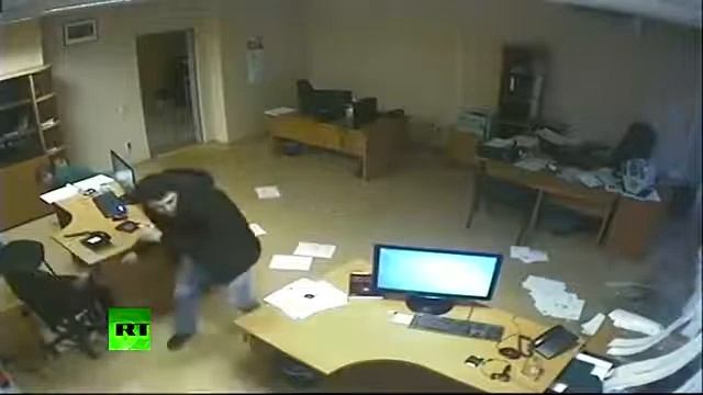 Dramatic CCTV_ Meteorite blast wave blows out doors, windows смотреть онлайн