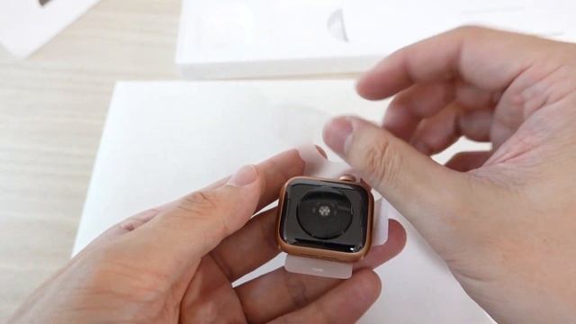 アップル表参道でApple Watch SE受け取ってきました。ゴールドアルミ＋ゴールドミラネーゼループ。開封とAppleWatch5との比較動画。 смотреть онлайн
