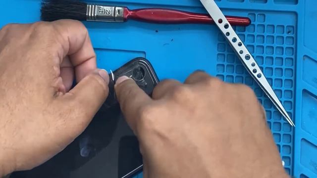iPhone 11 Cracked Camera Lens Replacement смотреть онлайн