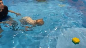 Занятия годовалого малыша в бассейне