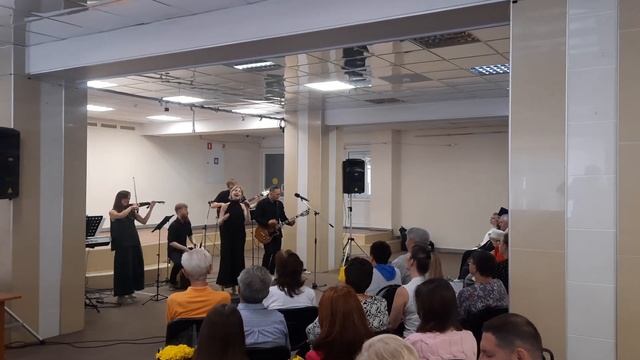 В день Семьи, любви и верности в г. Фрязино для жителей выступил ансамбль солистов «Эйфория» смотреть онлайн