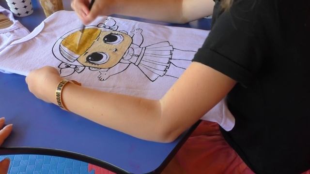 КУКЛА ЛОЛ РАСКРАШИВАЕМ ФУТБОЛКУ В РАЗВЛЕКАТЕЛЬНОМ ЦЕНТРЕ ДЛЯ ДЕТЕЙ ФУТБОЛКА СВОИМИ РУКАМИ смотреть онлайн
