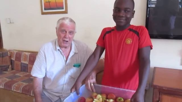 No Papa you can't have all the apples! смотреть онлайн
