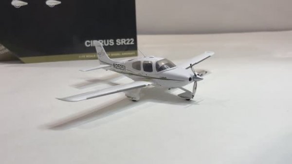 Модель Cirrus SR22 Gemini 1/72 scale