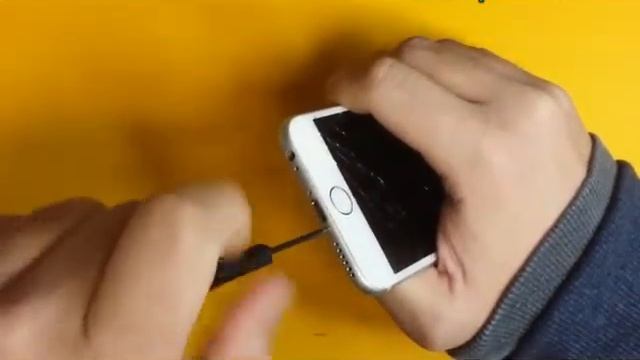 Apple iPhone 6 (4.7") Repair - Bottom Screw Removal смотреть онлайн