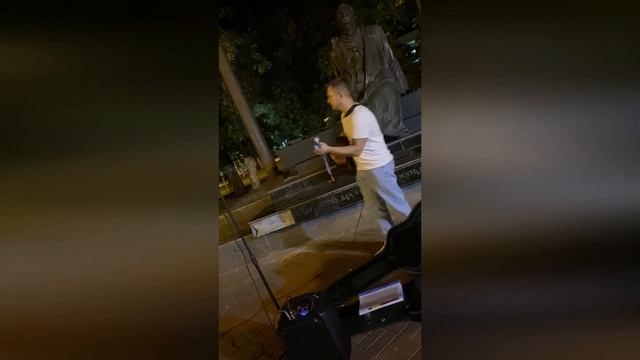 Кипелов - Я СВОБОДЕН / ПОТЕРЯННЫЙ РАЙ / парень взял гитару у уличного музыканта и спел! смотреть онлайн