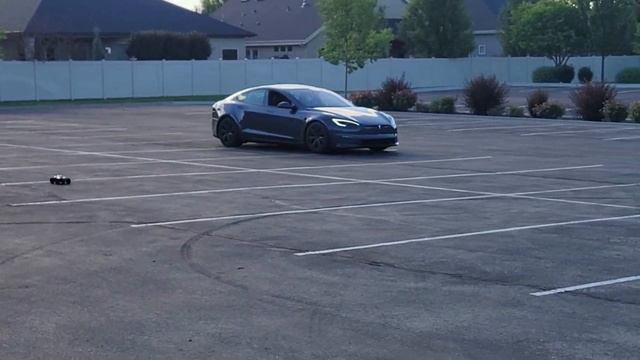 Tesla Model S Plaid vs Hyper Go 4WD RC Car смотреть онлайн