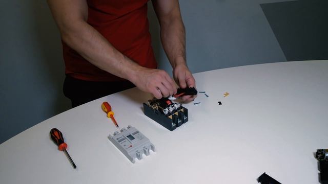 Как установить дополнительные аксессуары в ВА-99М в габариты 63 и 100А смотреть онлайн