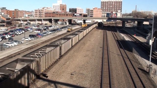 BNSF #8477 Leads WB 1x2 TXUX Coal Train with H2 MAC DPU. Kansas City, MO 2/12/22 смотреть онлайн
