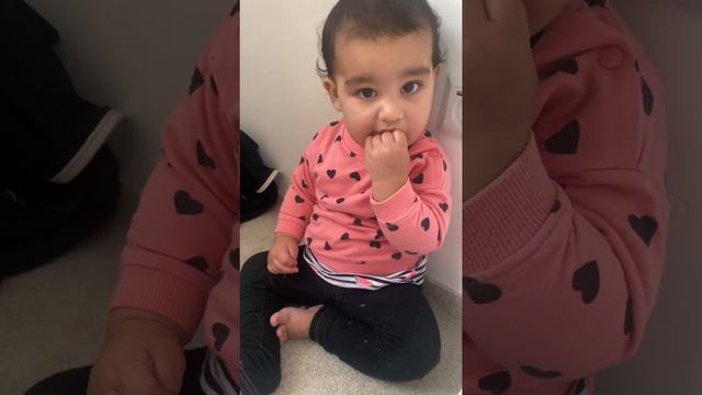 Marwa is eating apple like she never had one смотреть онлайн