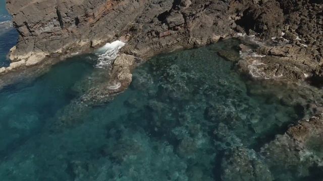 Calm waves on a rocky sea gulf смотреть онлайн