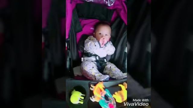 6months Baby snow eating fresh banana and apple смотреть онлайн