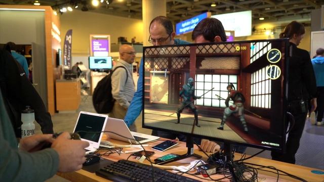 Continuum: Xbox One controller with Windows 10 Mobile смотреть онлайн