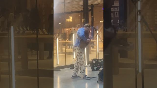 Blair Davie live outside the Apple Store Battersea power station 16/6/23❤️ смотреть онлайн