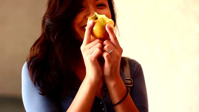 She likes apples. смотреть онлайн