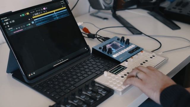 Bad Sleep || OP-1 Field & iPad ambient performance ft. felt piano and sampled orchestra смотреть онлайн
