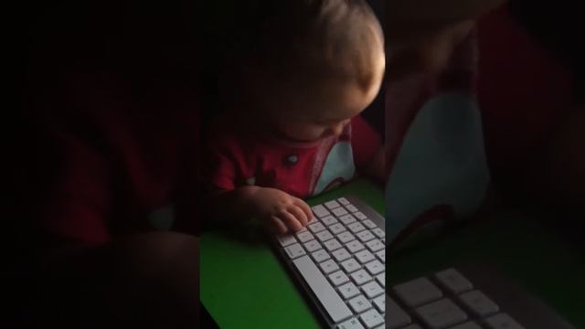 1 yr old vs iMac keyboard смотреть онлайн