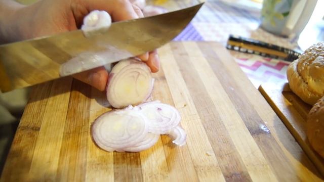 Делаем гамбургеры - отличная альтернатива шашлыку в ненастную погоду. смотреть онлайн