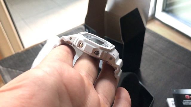 Casio G-Shock DW5600MW Unboxing and Review (White Edition) смотреть онлайн