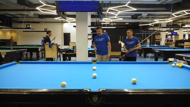 Играет в бильярд одной рукой. Сумасшедшие удары! смотреть онлайн