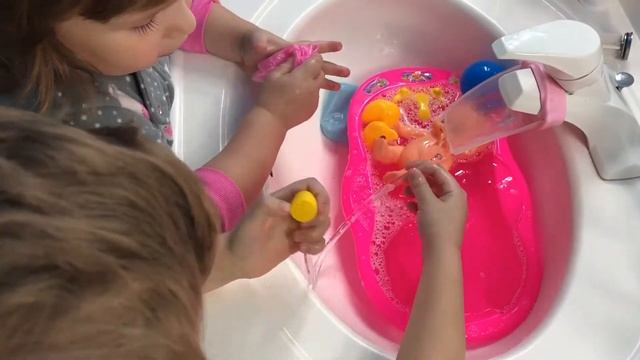 Bath time fun playing!Время принимать ванну! смотреть онлайн