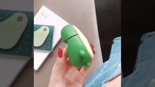 Чехол для AirPods 1/2 поколения "Авокадо с ножками" смотреть онлайн