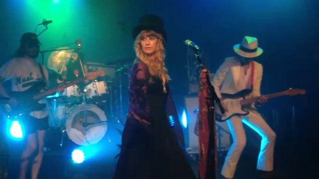 Fleetwood Mac tribute band Rumours performs "Over My Head" at The Roxy смотреть онлайн
