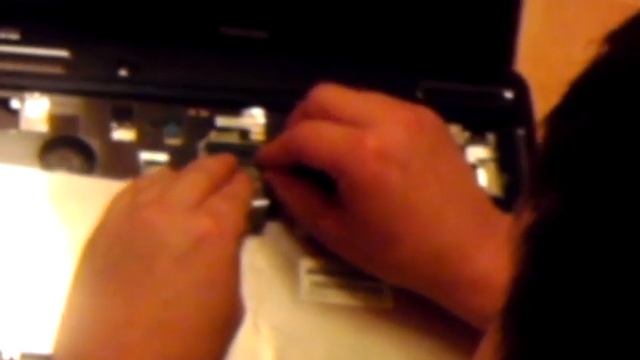 Toshiba Satelite L745 Keyboard Remove and Replace смотреть онлайн