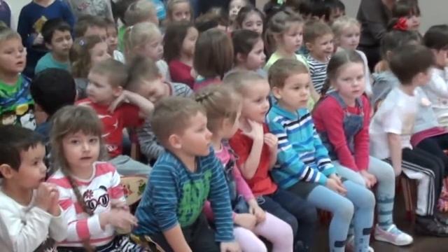 Михаил Спичков в детском саду играет для детишек