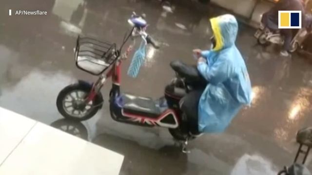Boy uses his body to protect mum’s bike seat in China смотреть онлайн