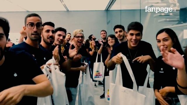 Il primo ingresso nel nuovo Apple Store di Milano смотреть онлайн