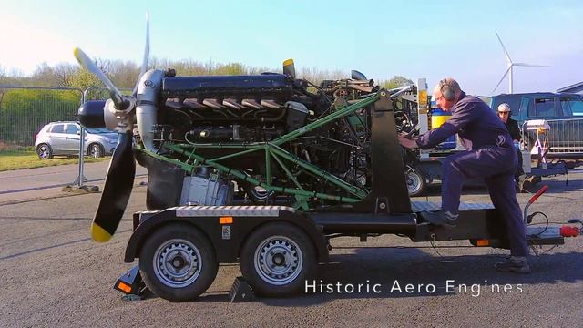 Rolls-Royce Merlin engine, early morning warm-up at Santa Pod смотреть онлайн