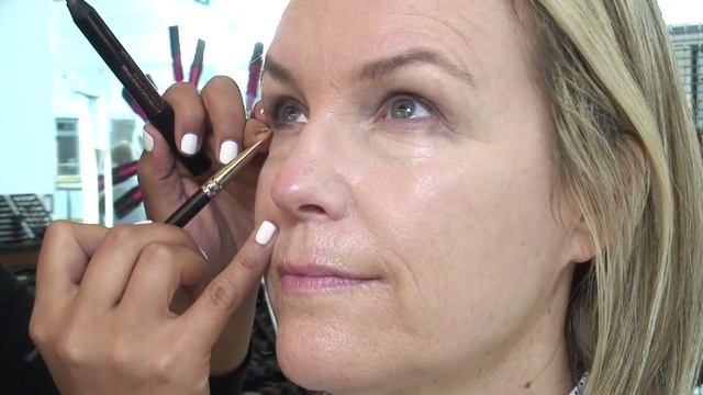 MAC Cosmetics explains how to apply eye makeup for the 2013 spring season смотреть онлайн