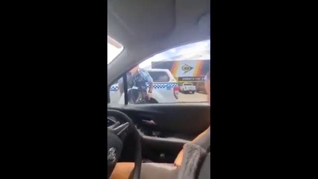 Aussie Sovereign Citizen Gets Window Broken and Arrested! смотреть онлайн