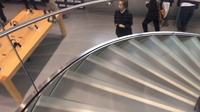 Going Down the Stairs in Apple Store Japan смотреть онлайн