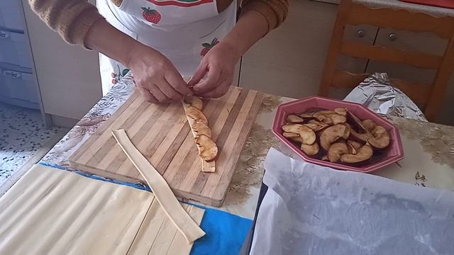 If you have apple and pastry you can make easy sweets. смотреть онлайн