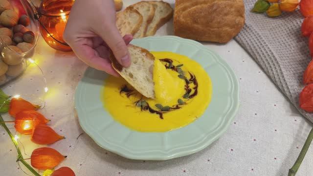 Нежный осенний тыквенный суп - пюре. Простой и бюджетный, но всеми любимый. смотреть онлайн